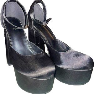❣️selling ❣️ black platform heels never worn size 8